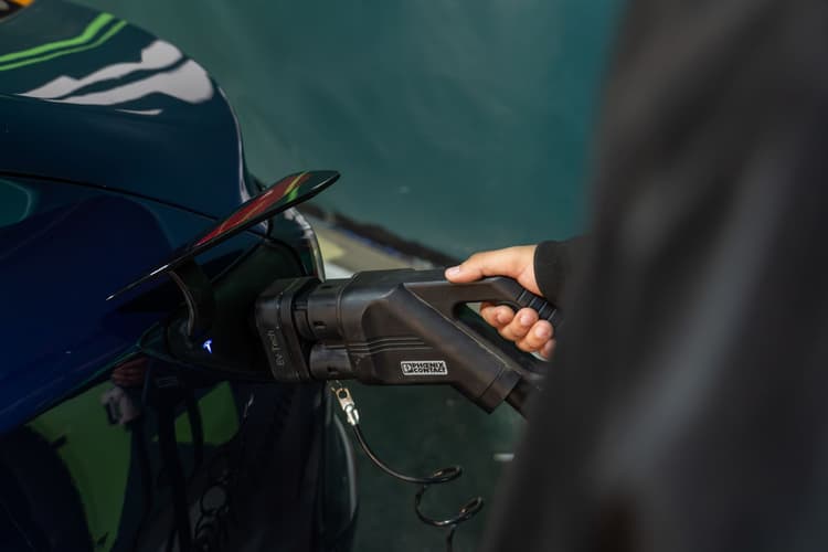 Hoe kan je batterijen van geëlektrificeerde voertuigen veilig behandelen en opslaan?