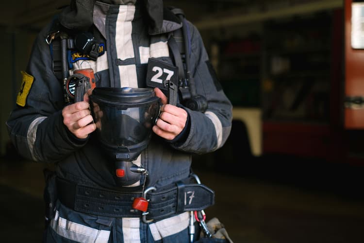 Gewone bril dragen onder volgelaatsmasker niet zonder risico's