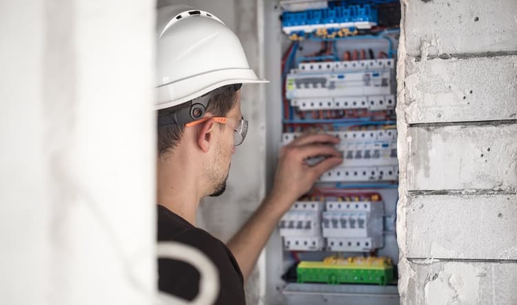 Hoge Raad vraagt verduidelijkingen bij hervorming van AREI-hoofdstuk over veilig werken aan elektrische installaties