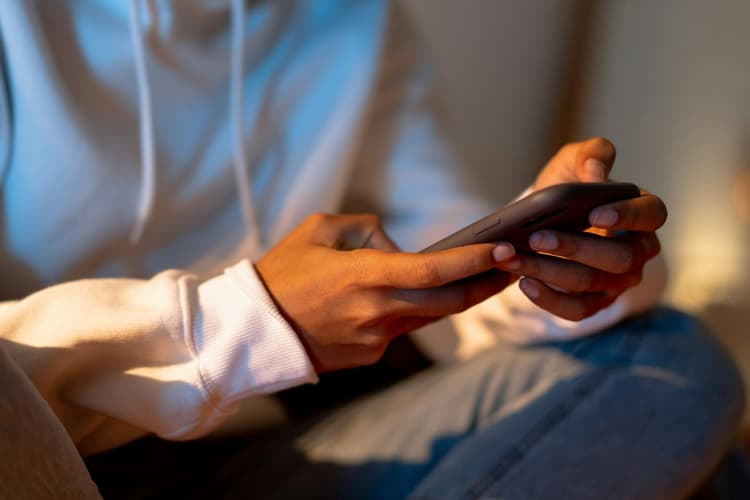 Beperken van mobiel internetgebruik verbetert aandacht en welzijn